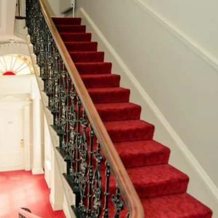 Отель Albany House